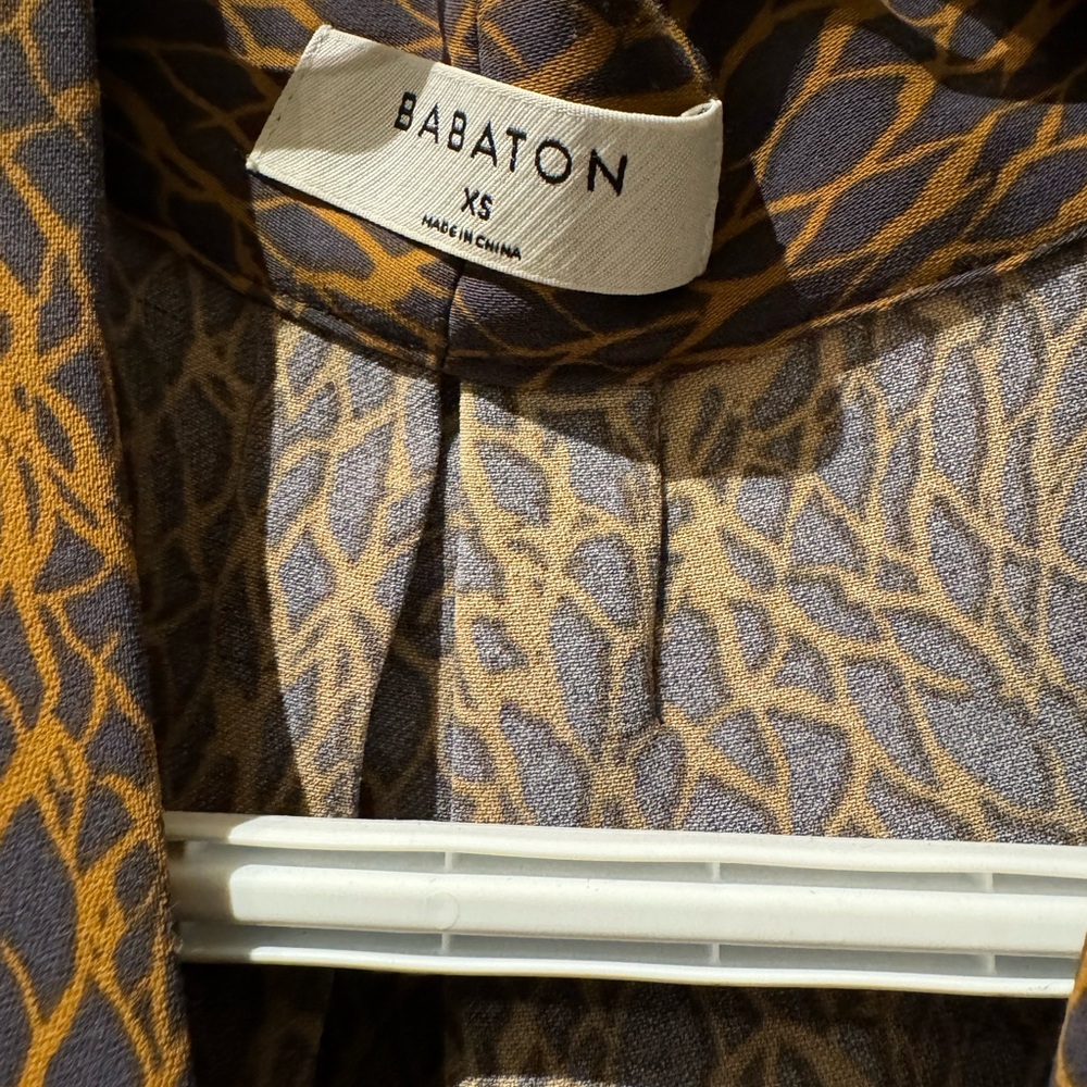 Aritzia Babaton printed blouse XS